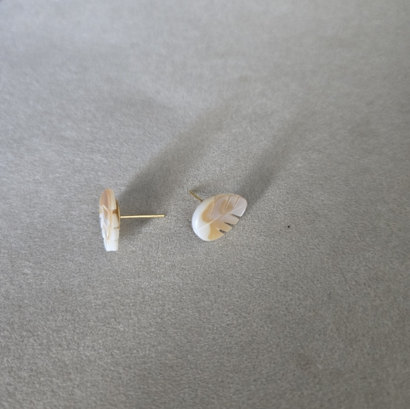Mother of pearl leaf studs - Picture 3 of 4